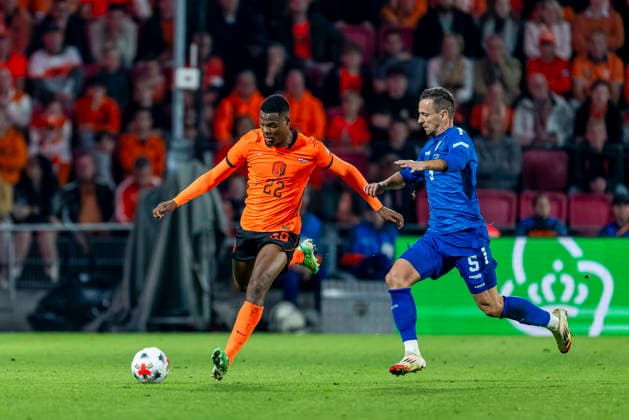 EINDHOVEN l Dutch defender Denzel Dumfries and Serbian midfielder Nemanja Maksimovic during the UEFA Nations League match between the Netherlands and Serbia at Philips Stadion on October 4, 2026, in Eindhoven, the Netherlands. Photo by DeFodi Images