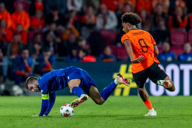 EINDHOVEN l Serbia defender Strahinja Pavlovic and Netherlands forward Joshua Zirkzee during the UEFA Nations League match between the Netherlands and Serbia at Philips Stadion on October 4, 2026, in Eindhoven, Netherlands. Photo by DeFodi Images