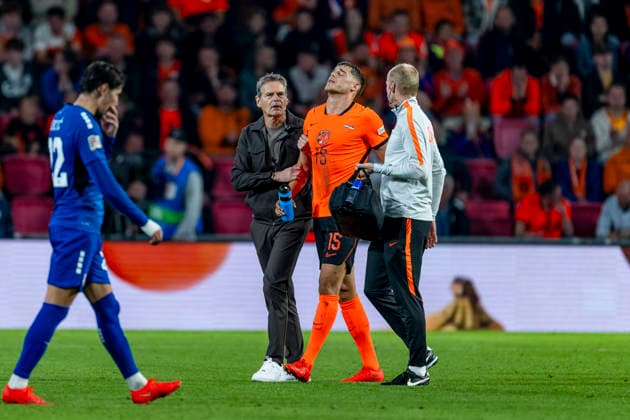 EINDHOVEN, Netherlands: Defender Micky van de Ven was forced to leave the field due to injury during the UEFA Nations League match between the Netherlands and Serbia at Philips Stadion on October 4, 2026, in Eindhoven, Netherlands. Photo by DeFodi Images