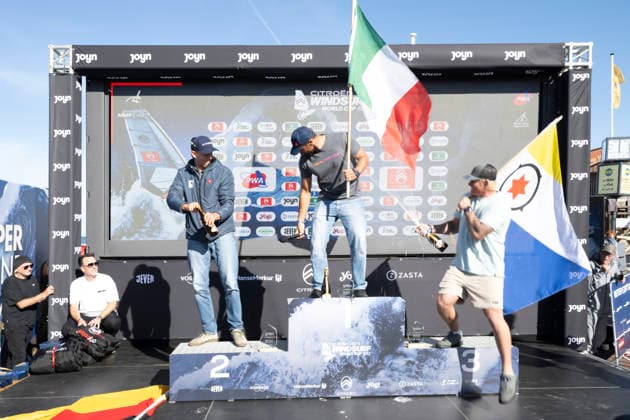 PWA Citroën World Windsurfing Tour Sylt 2026, Day 9: Award Ceremonies for Slalom Foil Men and Freestyle Men, Sylt Westerland, October 4, 2026 Fabian Wolf Slalom Foil Men, Germany, GER 404 Matteo Iachino Slalom Foil Men, Italy, ITA 140 Amado Vrieswijk Slalom Foil Men and Freestyle Men, Bonaire, NB 20 PWA Citroën World Windsurfing Tour Sylt 2026 Day 9 Award Ceremonies: Slalom Foil Men and Freestyle Men on October 4, 2026, in front of Brandenburger Beach, motorboat on Sylt, Westerland, Germany Copyright: xBEAUTIFULxSPORTS AndreasxDickx
