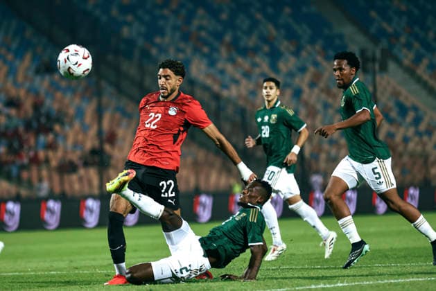 Cairo Egypt South Africa Match A South Africa player extends his leg toward the ball while competing against Egypt forward Omar Marmoush at Cairo International Stadium in Cairo, Egypt on October 4, 2026. The International Friendly, Länderspiel, Nationalmannschaft match serves as preparation for both national teams ahead of upcoming regional and continental football competitions. Cairo Cairo Egypt Copyright: xMostafaxElxShahatx