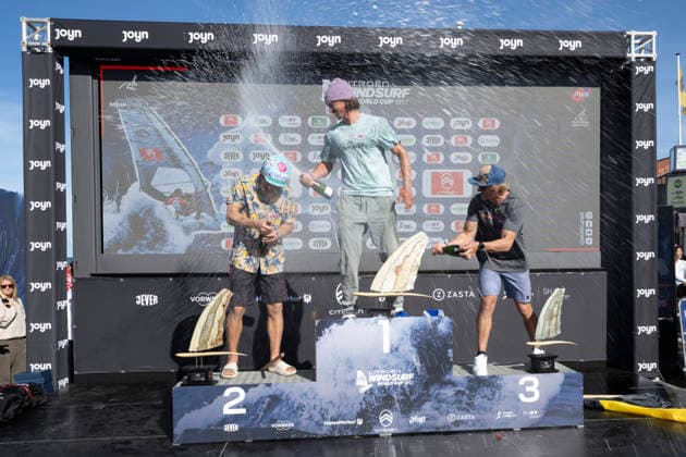PWA Citroën World Windsurfing Tour Sylt 2026 Day 9 Award Ceremonies: Slalom Foil Men and Freestyle Men Sylt Westerland, October 4, 2026 Balz Müller, Freestyle Men, Switzerland, SUI 21 Lennert Neubauer, Freestyle Men, Greece, GRE 734 Yentel Caers, Freestyle Men, Belgium, B 16 PWA Citroën World Windsurfing Tour Sylt 2026 Day 9 Award Ceremonies for Slalom Foil Men and Freestyle Men on October 4, 2026, in front of Brandenburger Beach, motorboat on Sylt, Westerland, Germany Copyright: xBEAUTIFULxSPORTS AndreasxDickx