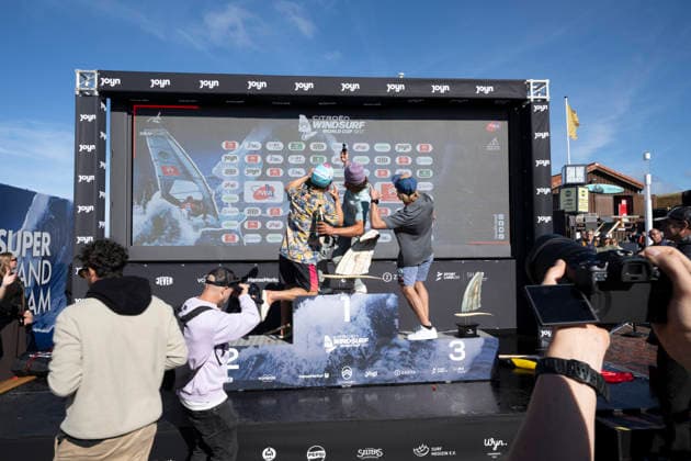 PWA Citroën World Windsurfing Tour Sylt 2026 Day 9 Award Ceremonies: Slalom Foil Men and Freestyle Men Sylt Westerland, October 4, 2026 Balz Müller, Freestyle Men, Switzerland, SUI 21 Lennert Neubauer, Freestyle Men, Greece, GRE 734 Yentel Caers, Freestyle Men, Belgium, B 16 PWA Citroën World Windsurfing Tour Sylt 2026 Day 9 Award Ceremonies for Slalom Foil Men and Freestyle Men on October 4, 2026, in front of Brandenburger Beach, motorboat on Sylt, Westerland, Germany Copyright: xBEAUTIFULxSPORTS AndreasxDickx