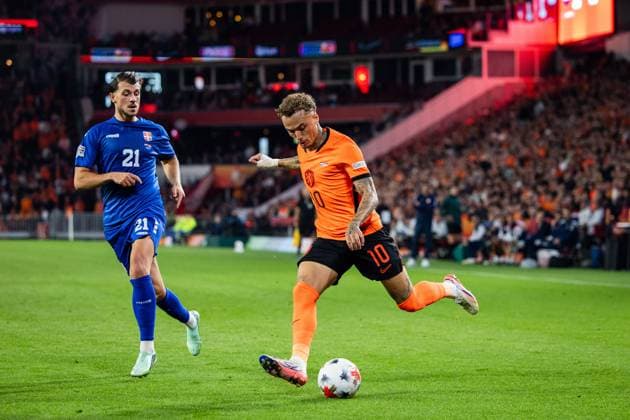 EINDHOVEN - Noa Lang of the Netherlands and Lazar Vujadin Samardzic of Serbia during the UEFA Nations League match between the Netherlands and Serbia at the Philips Stadium on October 4, 2026 in Eindhoven, the Netherlands. SONNY LENSEN ANP xVIxANPxSportx xxANPxIVx 571537233 originalFilename: 571537233.jpg