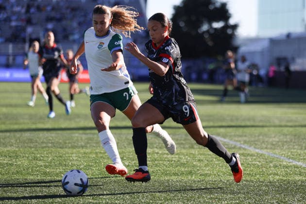 EVANSTON, USA - October 4: Mallory Swanson (9 Chicago Stars FC) dribbles during the game between the Chicago Stars FC and Denver Summit FC at Northwestern Medicine Field at Martin Stadium on Sunday, October 4 in Evanston, USA Copyright: xShainaxBenhiyoun SPPx Sportspressphoto_SPR246022