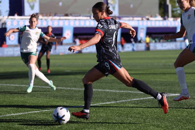 EVANSTON, USA - October 4: Mallory Swanson (9 Chicago Stars FC) dribbles during the game between the Chicago Stars FC and Denver Summit FC at Northwestern Medicine Field at Martin Stadium on Sunday, October 4 in Evanston, USA Copyright: xShainaxBenhiyoun SPPx Sportspressphoto_SPR246023