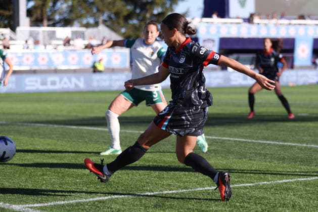 EVANSTON, USA - October 4: Mallory Swanson (9 Chicago Stars FC) shoots the ball during the game between the Chicago Stars FC and Denver Summit FC at Northwestern Medicine Field at Martin Stadium on Sunday, October 4 in Evanston, USA Copyright: xShainaxBenhiyoun SPPx Sportspressphoto_SPR246024