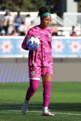 EVANSTON, USA - October 4: Abby Smith (1 Denver Summit FC) in action during the game between the Chicago Stars FC and Denver Summit FC at Northwestern Medicine Field at Martin Stadium on Sunday, October 4 in Evanston, USA Copyright: xShainaxBenhiyoun SPPx Sportspressphoto_SPR246025