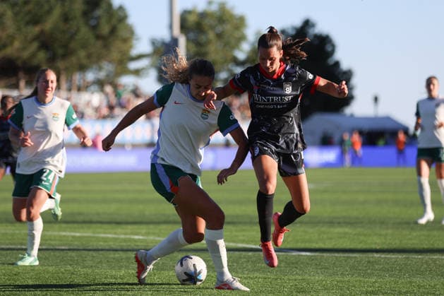 EVANSTON, USA - October 4: Eva Gaetino (23 Denver Summit FC) and Jenna Bike (4 Chicago Stars FC) battle for the ball during the game between the Chicago Stars FC and Denver Summit FC at Northwestern Medicine Field at Martin Stadium on Sunday, October 4 in Evanston, USA Copyright: xShainaxBenhiyoun SPPx Sportspressphoto_SPR246030