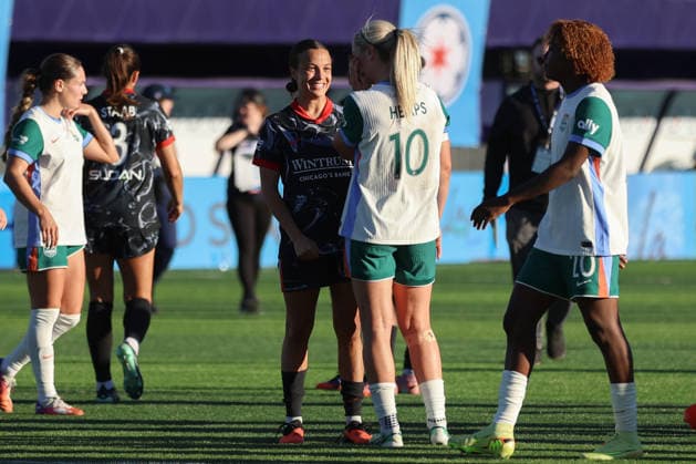 EVANSTON, USA - October 4: Mallory Swanson (9 Chicago Stars FC) and Lindsey Heaps (10 Denver Summit FC) speak with each other after the game between the Chicago Stars FC and Denver Summit FC at Northwestern Medicine Field at Martin Stadium on Sunday, October 4 in Evanston, USA Copyright: xShainaxBenhiyoun SPPx Sportspressphoto_SPR246036