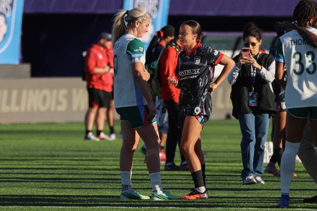 EVANSTON, USA - October 4: Mallory Swanson (9 Chicago Stars FC) and Lindsey Heaps (10 Denver Summit FC) speak with each other after the game between the Chicago Stars FC and Denver Summit FC at Northwestern Medicine Field at Martin Stadium on Sunday, October 4 in Evanston, USA Copyright: xShainaxBenhiyoun SPPx Sportspressphoto_SPR246037