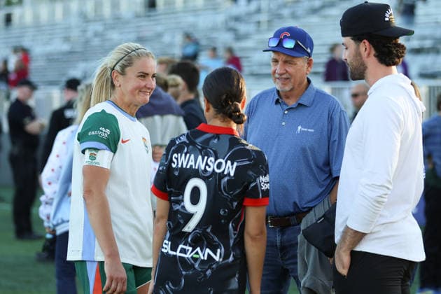 EVANSTON, USA - October 4: Lindsey Heaps (10 Denver Summit FC) speaks with Mallory Swanson (9 Chicago Stars FC) and her family after the game between the Chicago Stars FC and Denver Summit FC at Northwestern Medicine Field at Martin Stadium on Sunday, October 4 in Evanston, USA Copyright: xShainaxBenhiyoun SPPx Sportspressphoto_SPR246039