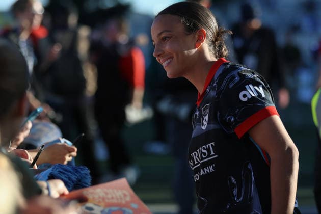EVANSTON, USA - October 4: Mallory Swanson (9 Chicago Stars FC) signs autographs after the game between the Chicago Stars FC and Denver Summit FC at Northwestern Medicine Field at Martin Stadium on Sunday, October 4 in Evanston, USA Copyright: xShainaxBenhiyoun SPPx Sportspressphoto_SPR246040