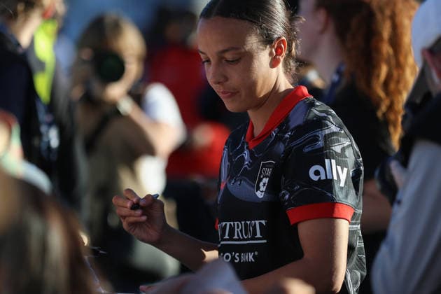 EVANSTON, USA - October 4: Mallory Swanson (9 Chicago Stars FC) signs autographs after the game between the Chicago Stars FC and Denver Summit FC at Northwestern Medicine Field at Martin Stadium on Sunday, October 4 in Evanston, USA Copyright: xShainaxBenhiyoun SPPx Sportspressphoto_SPR246041