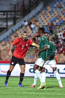 Cairo Egypt South Africa Match Egyptian defender Ramy Rabia pushes a South African player at Cairo International Stadium in Cairo, Egypt on October 4, 2026. The International Friendly, Länderspiel, Nationalmannschaft match serves as preparation for both national teams ahead of upcoming regional and continental football competitions. Cairo Cairo Egypt Copyright: xMostafaxElxShahatx
