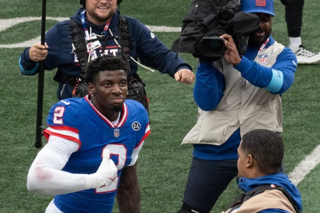 October 4, 2026, East Rutherford, New Jersey, USA: NY Giants cornerback DEONTE BANKS is surrounded by media as he celebrates his interception and runback for a touchdown to give the NY Giants the win at the end of the 4th quarter as the New York Giants defeat the Arizona Cardinals 36-24 at MetLife Stadium on October 4, 2026 in East Rutherford, New Jersey. NY Giants Defeat Arizona Cardinals 36-24 - ZUMAb148 20261004_zap_b148_008 Copyright: xBryanxSmithx