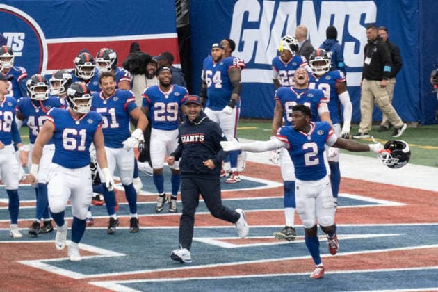 October 4, 2026, East Rutherford, New Jersey, USA: NY Giants cornerback DEONTE BANKS is surrounded by teammates as he celebrates his interception and runback for a touchdown to give the NY Giants the win at the end of the 4th quarter as the New York Giants defeat the Arizona Cardinals 36-24 at MetLife Stadium on October 4, 2026 in East Rutherford, New Jersey. NY Giants Defeat Arizona Cardinals 36-24 - ZUMAb148 20261004_zap_b148_012 Copyright: xBryanxSmithx
