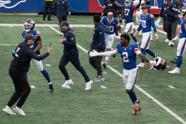 October 4, 2026, East Rutherford, New Jersey, USA: NY Giants cornerback DEONTE BANKS celebrates his interception and runback for a touchdown to give the NY Giants the win at the end of the 4th quarter as the New York Giants defeat the Arizona Cardinals 36-24 at MetLife Stadium on October 4, 2026 in East Rutherford, New Jersey. East Rutherford USA - ZUMAb148 20261004_zap_b148_013 Copyright: xBryanxSmithx