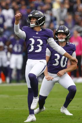 NFL, American Football Herren, USA 2026: Titans Vs Ravens OCT 04 Baltimore Ravens kicker Tyler Loop (33) kicks an extra point during an NFL game against the Tennessee Titans on Oct 4, 2026; Baltimore, MD, USA; at M&T Bank Stadium. Baltimore won 24-18. Mandatory Credit: Mike Buscher-Cal Media (Credit Image: Mike Buscher Cal Sport Media) Baltimore Md USA EDITORIAL USE ONLY Copyright: xx ZUMA-20261004_zma_c04_226.jpg MikexBuscherx csmphotothree531429