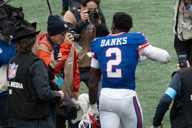 October 4, 2026, East Rutherford, New Jersey, USA: NY Giants cornerback DEONTE BANKS is surrounded by media as he celebrates his interception and runback for a touchdown to give the NY Giants the win at the end of the 4th quarter as the New York Giants defeat the Arizona Cardinals 36-24 at MetLife Stadium on October 4, 2026 in East Rutherford, New Jersey. East Rutherford USA - ZUMAb148 20261004_zap_b148_020 Copyright: xBryanxSmithx