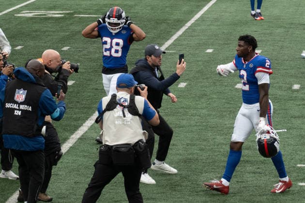 October 4, 2026, East Rutherford, New Jersey, USA: NY Giants cornerback DEONTE BANKS is surrounded by media as he celebrates his interception and runback for a touchdown to give the NY Giants the win at the end of the 4th quarter as the New York Giants defeat the Arizona Cardinals 36-24 at MetLife Stadium on October 4, 2026 in East Rutherford, New Jersey. East Rutherford USA - ZUMAb148 20261004_zap_b148_022 Copyright: xBryanxSmithx