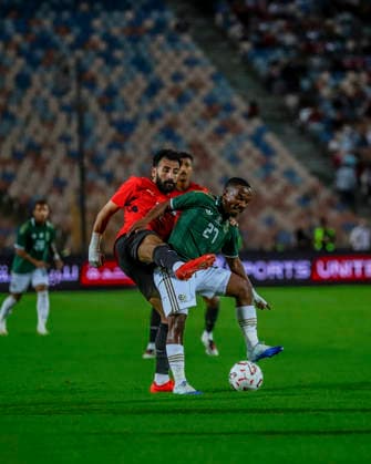 Cairo Egypt South Africa Match Egyptian forward Mohanad Lasheen competes for possession against a South African defender during a match at Cairo International Stadium in Cairo, Egypt on October 4, 2026. The International Friendly, Länderspiel, Nationalmannschaft match serves as preparation for both national teams ahead of upcoming regional and continental football competitions. Cairo Cairo Egypt Copyright: xRahmaxAbdelazizx