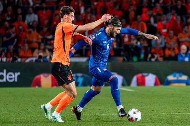 EINDHOVEN - Nemanja Gudelj of Serbia battles for possession with Ruben van Bommel of the Netherlands during the UEFA Nations League match between the Netherlands and Serbia at the Philips Stadium on October 4, 2026, in Eindhoven, the Netherlands. KEVIN SENDERS ANP UEFA Nations League 2026 27 xVIxANPxSportx xMarcelxterxBalsxIVx 571541794 originalFilename: 571541794.jpg