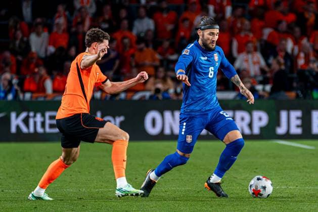EINDHOVEN - Nemanja Gudelj of Serbia battles for possession with Ruben van Bommel of the Netherlands during the UEFA Nations League match between the Netherlands and Serbia at the Philips Stadium on October 4, 2026, in Eindhoven, the Netherlands. KEVIN SENDERS ANP UEFA Nations League 2026 27 xVIxANPxSportx xMarcelxterxBalsxIVx 571541800 originalFilename: 571541800.jpg