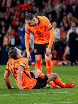 EINDHOVEN - Micky van de Ven of the Netherlands lies on the ground during the UEFA Nations League match between the Netherlands and Serbia at the Philips Stadium on October 4, 2026, in Eindhoven, the Netherlands. KEVIN SENDERS ANP UEFA Nations League 2026 27 xVIxANPxSportx xMarcelxterxBalsxIVx 571541802 originalFilename: 571541802