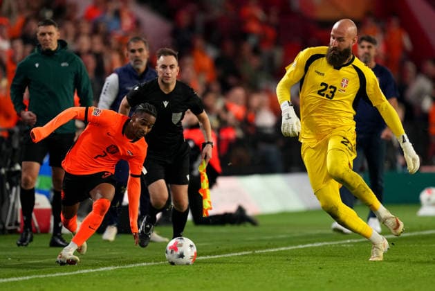 UEFA Nations League: The Netherlands v Serbia Eindhoven - Crysencio Summerville of The Netherlands duels for the ball with Goalkeeper Vanja Milinkovic-Savic of Serbia during the league phase matchday 4 competition round of the 2026 2027 UEFA Nations League season. The match is set between The Netherlands and Serbia at Philips Stadion on 4 October 2026 in Eindhoven, Netherlands. (Hero Images Yannick Verhoeven) Copyright: xYannickxVerhoevenx