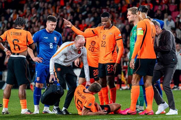 EINDHOVEN - Micky van de Ven of the Netherlands is receiving medical treatment for an injury during the UEFA Nations League match between the Netherlands and Serbia at the Philips Stadium on October 4, 2026, in Eindhoven, the Netherlands. KEVIN SENDERS ANP UEFA Nations League 2026 27 xVIxANPxSportx xMarcelxterxBalsxIVx 571541823 originalFilename: 571541823.jpg