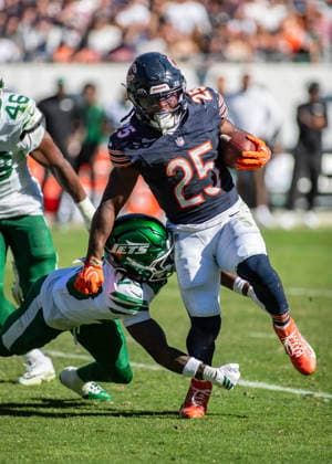 October 4, 2026: Chicago Bears Kyle Monangai (25) is chased by New York Jets D Angelo Ponds (23) during the NFL, American Football Herren, USA game in Chicago, IL. CSM Chicago United States of America - ZUMAc04_ 20261004_zma_c04_236 Copyright: xMikexWulfx