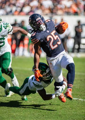 October 4, 2026: Chicago Bears Kyle Monangai (25) is chased by New York Jets D Angelo Ponds (23) during the NFL, American Football Herren, USA game in Chicago, IL. CSM Chicago United States of America - ZUMAc04_ 20261004_zma_c04_237 Copyright: xMikexWulfx