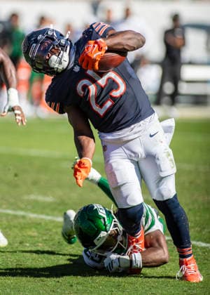 October 4, 2026: Chicago Bears Kyle Monangai (25) is chased by New York Jets D Angelo Ponds (23) during the NFL, American Football Herren, USA game in Chicago, IL. CSM NFL 2026: Jets Vs Bears OCT 04 - ZUMAc04_ 20261004_zma_c04_234 Copyright: xMikexWulfx