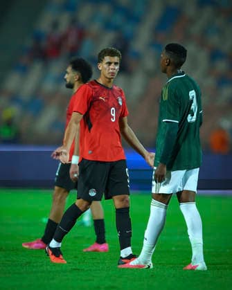 Egypt v South Africa - International Friendly, Länderspiel, Nationalmannschaft Hamza Abdel Karim and Khulumani Ndamane during the international friendly match between Egypt and South Africa at Cairo International Stadium, Cairo, Egypt Cairo Cairo EGYPT Copyright: xMohamedxTageldinx