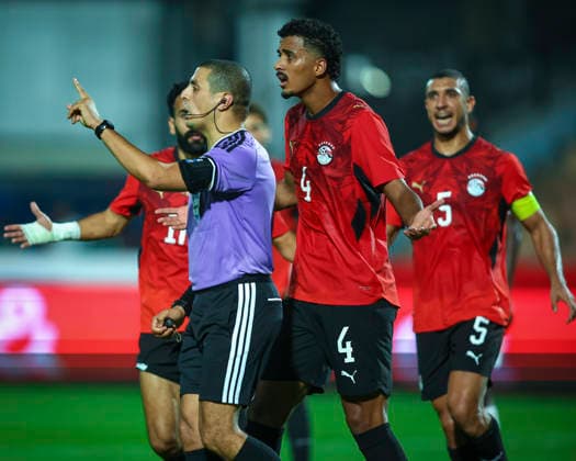 Egypt v South Africa - International Friendly, Länderspiel, Nationalmannschaft The match official Nabil Boukhalfa surrounded by Egypt players during the international friendly match between Egypt and South Africa at Cairo International Stadium, Cairo, Egypt Cairo Cairo EGYPT Copyright: xMohamedxTageldinx