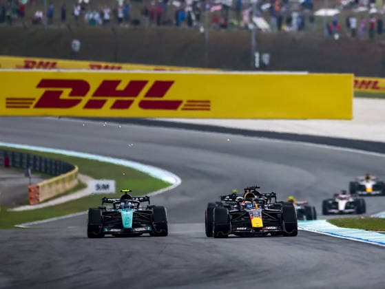 KUALA LUMPUR, MALAYSIA - OCTOBER 04: Max Verstappen of the Netherlands driving the (3) Oracle Red Bull Racing RB22 and Andrea Kimi Antonelli of Italy driving the (12) Mercedes AMG PETRONAS F1 Team F1 W17 during the race of the FIA Formula 1 Grand Prix of Bahrain in Malaysia at the Sepang Circuit on October 04, 2026 in Kuala Lumpur, Malaysia. (Photo by Qian Jun SPP-Paddocker) Copyright: xQianxJun SPP-Paddockerx Sportspressphoto_SPR246548