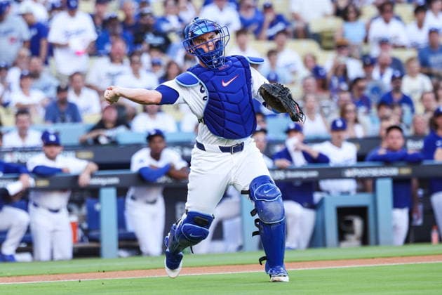 MLB, Baseball Herren, USA National League Division Series - Dodgers vs Braves Game 2 Dodgers catcher Will Smith throws to first base in the first inning in Game 2 of the National League Division Series against the Atlanta Braves at UNIQLO Field at Dodger Stadium in Los Angeles, California, USA, 04 October 2026. LOS ANGELES CALIFORNIA United States  Copyright: xCHRISxTORRESx