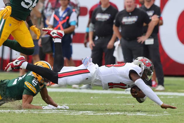 TAMPA, FL - OCTOBER 04: Tampa Bay Buccaneers Quarterback Jalon Daniels (10) dives for yardage during the regular season game between the Green Bay Packers and the Tampa Bay Buccaneers on October 04, 2026 at Raymond James Stadium in Tampa, Florida.(Photo by Cliff Welch Icon Sportswire) NFL, American Football Herren, USA OCT 04 Packers at Buccaneers EDITORIAL USE ONLY Icon357261004001