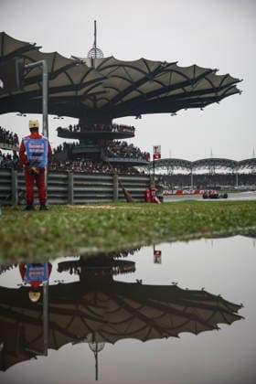 F1 - BAHRAIN GRAND PRIX IN MALAYSIA 2026 marshall, commissaire de piste, marshal, marshalls, marshals atmosphere rain, pluie, during the 2026 Formula 1 Bahrain Grand Prix in Malaysia, 16th round of the 2026 Formula One World Championship, WM, Weltmeisterschaft from October 2 to 4, 2026 on the Sepang International Circuit, in Sepang, Malaysia - SepangMalaysia  Copyright: xXavixBonillax