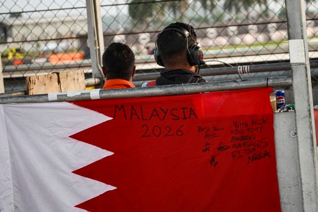 F1 - BAHRAIN GRAND PRIX IN MALAYSIA 2026 marshall, commissaire de piste, marshal, marshalls, marshals during the 2026 Formula 1 Bahrain Grand Prix in Malaysia, 16th round of the 2026 Formula One World Championship, WM, Weltmeisterschaft from October 2 to 4, 2026 on the Sepang International Circuit, in Sepang, Malaysia - SepangMalaysia  Copyright: xXavixBonillax