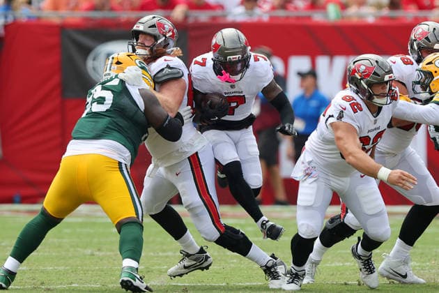TAMPA, FL - OCTOBER 04: Tampa Bay Buccaneers Quarterback Jalon Daniels (10) dives for yardage during the regular season game between the Green Bay Packers and the Tampa Bay Buccaneers on October 04, 2026 at Raymond James Stadium in Tampa, Florida.(Photo by Cliff Welch Icon Sportswire) NFL, American Football Herren, USA OCT 04 Packers at Buccaneers EDITORIAL USE ONLY Icon357261004003