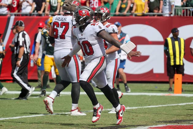 TAMPA, FL - OCTOBER 04: Tampa Bay Buccaneers Quarterback Jalon Daniels (10) celebrates his first NFL, American Football Herren, USA career touchdown pass during the regular season game between the Green Bay Packers and the Tampa Bay Buccaneers on October 04, 2026 at Raymond James Stadium in Tampa, Florida.(Photo by Cliff Welch Icon Sportswire) NFL: OCT 04 Packers at Buccaneers EDITORIAL USE ONLY Icon357261004004