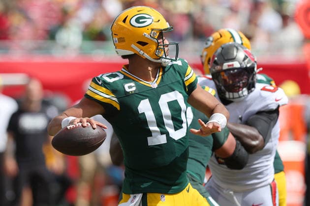 TAMPA, FL - OCTOBER 04: Green Bay Packers Quarterback Jordan Love (10) throws a pass during the regular season game between the Green Bay Packers and the Tampa Bay Buccaneers on October 04, 2026 at Raymond James Stadium in Tampa, Florida.(Photo by Cliff Welch Icon Sportswire) NFL, American Football Herren, USA OCT 04 Packers at Buccaneers EDITORIAL USE ONLY Icon357261004006