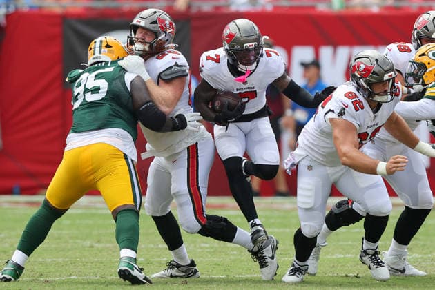 TAMPA, FL - OCTOBER 04: Tampa Bay Buccaneers Quarterback Jalon Daniels (10) dives for yardage during the regular season game between the Green Bay Packers and the Tampa Bay Buccaneers on October 04, 2026 at Raymond James Stadium in Tampa, Florida.(Photo by Cliff Welch Icon Sportswire) NFL, American Football Herren, USA OCT 04 Packers at Buccaneers EDITORIAL USE ONLY Icon357261004010