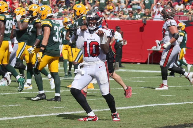 TAMPA, FL - OCTOBER 04: Tampa Bay Buccaneers Quarterback Jalon Daniels (10) celebrates his first NFL, American Football Herren, USA career touchdown pass during the regular season game between the Green Bay Packers and the Tampa Bay Buccaneers on October 04, 2026 at Raymond James Stadium in Tampa, Florida.(Photo by Cliff Welch Icon Sportswire) NFL: OCT 04 Packers at Buccaneers EDITORIAL USE ONLY Icon357261004011