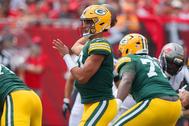 TAMPA, FL - OCTOBER 04: Green Bay Packers Quarterback Jordan Love (10) throws a pass during the regular season game between the Green Bay Packers and the Tampa Bay Buccaneers on October 04, 2026 at Raymond James Stadium in Tampa, Florida.(Photo by Cliff Welch Icon Sportswire) NFL, American Football Herren, USA OCT 04 Packers at Buccaneers EDITORIAL USE ONLY Icon357261004014