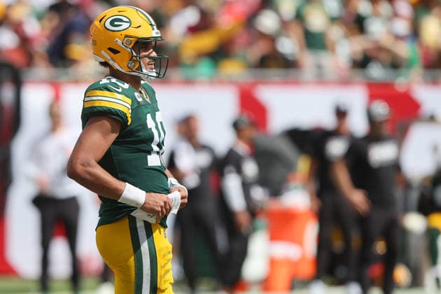 TAMPA, FL - OCTOBER 04: Green Bay Packers Quarterback Jordan Love (10) waits for the play to be called in to the huddle during the regular season game between the Green Bay Packers and the Tampa Bay Buccaneers on October 04, 2026 at Raymond James Stadium in Tampa, Florida.(Photo by Cliff Welch Icon Sportswire) NFL, American Football Herren, USA OCT 04 Packers at Buccaneers EDITORIAL USE ONLY Icon357261004015