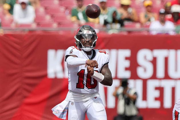 TAMPA, FL - OCTOBER 04: Tampa Bay Buccaneers Quarterback Jalon Daniels (10) throws a pass during the regular season game between the Green Bay Packers and the Tampa Bay Buccaneers on October 04, 2026 at Raymond James Stadium in Tampa, Florida.(Photo by Cliff Welch Icon Sportswire) NFL, American Football Herren, USA OCT 04 Packers at Buccaneers EDITORIAL USE ONLY Icon357261004019