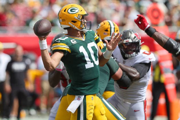 TAMPA, FL - OCTOBER 04: Green Bay Packers Quarterback Jordan Love (10) throws a pass during the regular season game between the Green Bay Packers and the Tampa Bay Buccaneers on October 04, 2026 at Raymond James Stadium in Tampa, Florida.(Photo by Cliff Welch Icon Sportswire) NFL, American Football Herren, USA OCT 04 Packers at Buccaneers EDITORIAL USE ONLY Icon357261004022